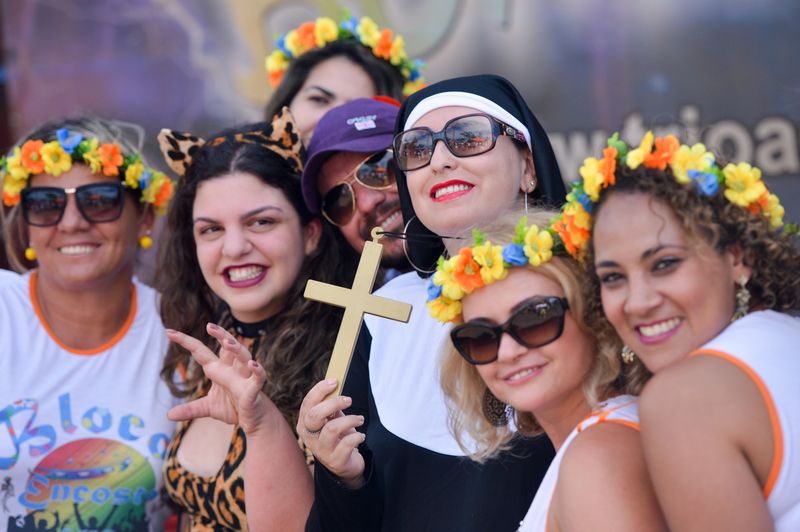 Vestida de freira, a estudante Julia Cortez, chega ao bloco Encosta que Cresce (Fabio Rodrigues Pozzebom/Agência Brasil)