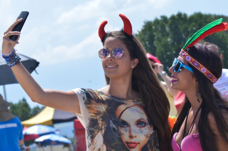 O bloco de carnaval de rua Babydoll de Nylon lotou de foliões a Praça do Cruzeiro no Eixo Monumental, Distrito Federal (Antonio Cruz/Agência Brasil)