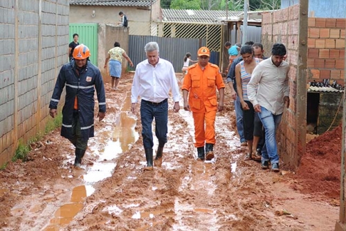 Rollemberg Visita E Se Solidariza Com Famílias Vítimas Das Chuvas Notibras 