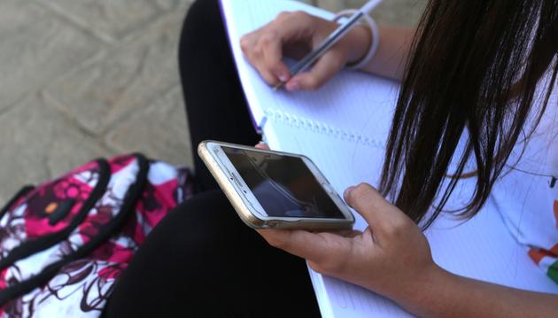 Celular vira fonte de informação para a metade dos estudantes - Notibras