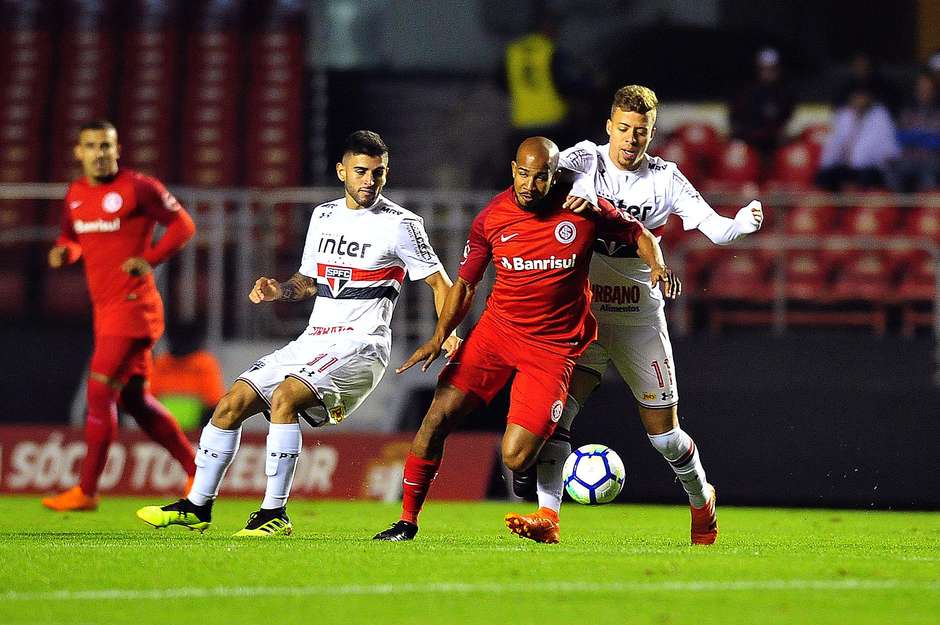 São Paulo e Inter erram muito e ficam iguais no Morumbi ...