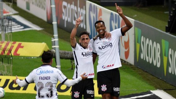 Mosquito marca no final e Corinthians arranca empate com Cruzeiro