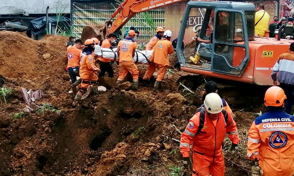 Deslizamento De Terra Mata 12 Pessoas Soterradas Notibras 