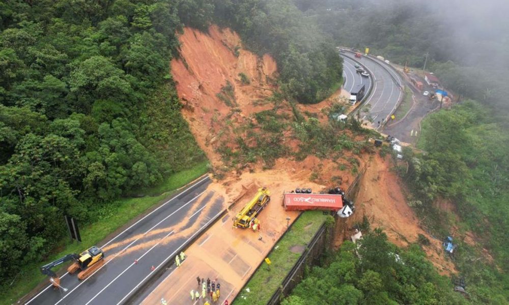 Deslizamento De Terra Mata Duas Pessoas 30 Estão Desaparecidas Notibras 